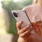 Les smartphones 5G occupent désormais tout le marché, du milieu&amp;nbsp;de gamme aux modèles très premium signés Apple ou Samsung&amp;nbsp;© YariKL, Adobe Stock