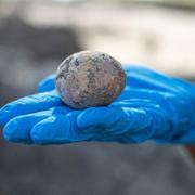 L&#39;œuf, âgé de mille ans, découvert par les archéologues israéliens. Fissuré, l&#39;œuf a perdu une grande partie de son contenu. © Yoli Schwartz, Israel Antiquities Authority