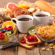 Quelques-uns des ingrédients qui composent un petit déjeuner bon pour la santé. © M.studio, Fotolia