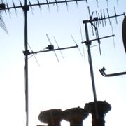 Une antenne de télévision doit être placée&amp;nbsp;en hauteur pour un meilleur signal. © Groume, Flickr, CC BY-SA 2.0
