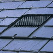Chatière de ventilation pour toitures en ardoises intégrables à la couverture. © Nicoll