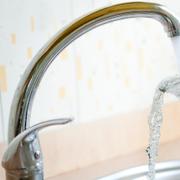 L&#39;eau du robinet est potable. Toutefois, l&#39;ajout d&#39;un filtre permet d&#39;éliminer le fer, le plomb, les pesticides et les impuretés. Il va aussi améliorer le goût de votre eau. © Gyvafoto, Shutterstock