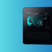 La tour de bureau gaming Alienware Aurora modèle ACT1250 avec son panneau transparent révélant le refroidissement liquide 240 mm et l'éclairage AlienFX personnalisable ©Dell