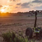Cette trottinette électrique tout-terrain pourrait faire concurrence à la voiture. © EZRaider
