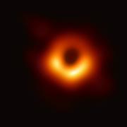 Les astrophysiciens ont obtenu la première image d&#39;un trou noir en utilisant les observations du télescope Event Horizon du centre de la galaxie M87. L&#39;image montre un anneau lumineux formé par la lumière qui se courbe de manière intense autour d&#39;un trou noir 6,5 milliards de fois plus massif que le Soleil. Cette image recherchée depuis longtemps fournit la preuve la plus solide à ce jour de l&#39;existence de trous noirs supermassifs et ouvre une nouvelle fenêtre sur l&#39;étude des trous noirs, de leurs horizons d&#39;évènements et de la gravité. © Event Horizon Telescope Collaboration