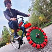 James Bruton sur son vélo à roue omnidirectionnelle. © James Bruton