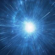 Dans la saga&nbsp;Star Wars, le Faucon Millenium peut passer en « vitesse lumière » et plonger dans l'hyperespace. Le personnage Han Solo dit d'ailleurs de son vaisseau qu'il est&nbsp;« le plus rapide de la galaxie ». Mais peut-on réellement voyager à la même vitesse – voire plus vite&nbsp;–&nbsp;que la lumière ? © pixel, fotolia