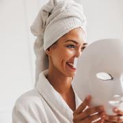 Les&nbsp;masques LED pour le visage séduisent comme alternative douce aux traitements esthétiques classiques ©&nbsp; milanmarkovic78, Adobe Stock