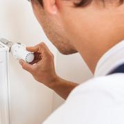 Les radiateurs à bain d’huile offrent une chaleur douce et stable, tout en bénéficiant d’une inertie qui limite les dépenses d’énergie&nbsp;© SkyLine Adobe Stock