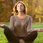 Quels sont les bienfaits de la méditation ? Après cinq séances de vingt minutes, la plupart des « méditants » ont remarqué une diminution de leur niveau de stress, d’anxiété, de dépression, de colère et de fatigue. © Evdokimov Maxim, shutterstock.com