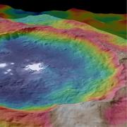 Large de 90 km, le cratère Occator doit sa célébrité aux énigmatiques taches blanches parsemées en son sein. Les couleurs correspondent aux différences d’altitude : en bleu, les plus basses et en rouge, les plus élevées. © Nasa, JPL-Caltech, UCLA, MPS, DLR, IDA