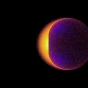 Dans l&#39;ergosphère d&#39;un trou noir en rotation, les particules de matière noire se désintégrant par collision peuvent donner des photons gamma dont les énergies sont amplifiées. Cette image, issue de calculs sur ordinateur, montre un tel trou noir rayonnant en gamma. L&#39;émission la plus intense, sur la gauche, correspond à la région du trou noir en rotation dans la direction de l&#39;observateur. © Nasa, Goddard Jeremy Schnittman 