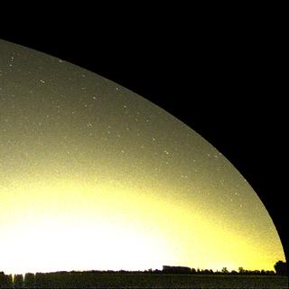 Halo de luz artificial acima de Berlim. Algumas das estrelas estão afogadas nesta clareza. O resto do céu também é afetado, reduzindo a visibilidade de inúmeros objetos celestes. © A. Jechow, IGB