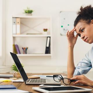 Como separar o fato da ficção na riqueza de informações disponíveis online? © Adobe Stock, Prostock-studio