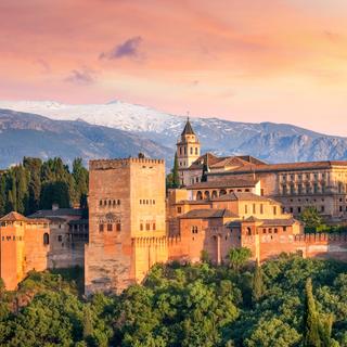 Situada no sul da Península Ibérica, em Granada, a Alhambra foi residência palaciana dos últimos reis muçulmanos de Espanha, da dinastia Nasrida, do século XIII ao XV. © Taiga, Fotolia
