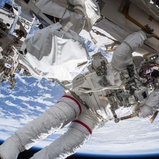 L&#39;astronaute Drew Feustel de la Nasa lors d&#39;une sortie extravéhiculaire à l&#39;extérieur de la Station spatiale internationale. © Nasa