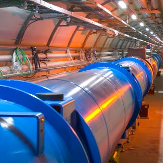 Une vue du tunnel de 27 kilomètres de circonférence où le LHC (le Grand Collisionneur de hadrons) fait circuler des protons presque à la vitesse de la lumière. Certains des phénomènes ayant eu lieu pendant le Big Bang y sont reproduits lors de collisions. © Cern