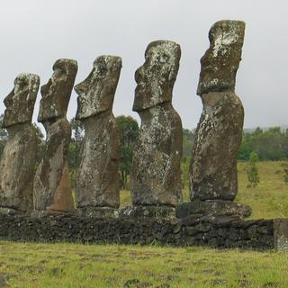 Les Moaïs de l’île de Pâques sont des figures particulièrement célèbres. Ici, on observe une rangée de ces étranges statues sur le site sacré d’Ahu Akivi. © CC BY-SA 3.0, Wikimedia Commons