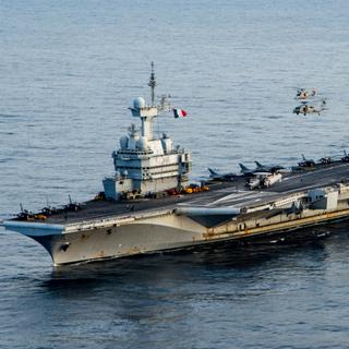 O Charles de Gaulle está frequentemente no centro das operações e exercícios realizados com aliados internacionais. Aqui, os MH-60S Seahawks da Marinha dos EUA voam em coordenação com o porta-aviões no Mar Mediterrâneo. © Bela Chambers, Marinha dos EUA