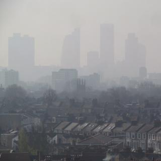 Dans les grandes villes, les particules polluantes contiennent des gènes d’antibiorésistance. © David Holt, Flickr