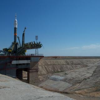 Un lanceur Soyouz sur son pas tir avec à bord trois astronautes en partance pour la Station spatiale internationale (Expédition 40/41, mai 2014). © Nasa