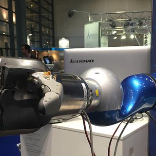 La Spacehand est une main robotique qui pourra réparer et construire des satellites. Ce système anthropomorphe du DLR a été présenté au salon professionnel des technologies spatiales, qui s&#39;est tenu à Brême (Allemagne) du 24 au 26 octobre 2017. © Rémy Decourt