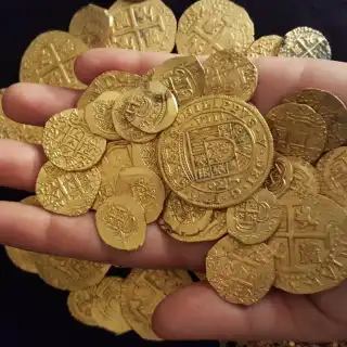 Dezenas de dobrões de ouro espanhóis foram o tesouro que naufragou na costa da Flórida no século XVIII. © Queens Jewel, LLC