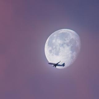 Os aviões não voam a uma altitude fixa. Eles voam em altitudes que variam dependendo de muitos parâmetros. © Ian Simmonds, Unsplash