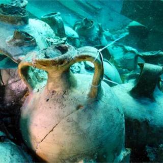 Centenas de ânforas transportadas por um navio mercante romano há 1.700 anos ainda contêm seu precioso conteúdo orgânico. © Jose A Moya, Arqueomallornauta - Consell de Mallorca, Universitat de Barcelona, ​​​​Universidad de Cádiz, Universitat de les Illes Balears