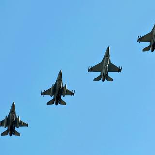 Os aviões de combate podem voar até 20.000 metros. Nesta altitude, o cockpit oferece apenas proteção parcial contra pressão. Voos longos podem causar doença descompressiva. Segundo este estudo, isso teria consequências negativas no cérebro dos pilotos. © eisenbahner, Flickr, cc por nc nd 2.0