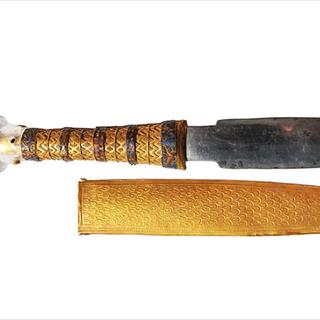 Longue de 34,2 centimètre, cette dague trouvée à droite de la momie de Toutânkhamon est constituée d'une lame de fer, d'un pommeau de cristal de roche et d'un manche en or serti de pierres précieuses. © John Wiley &amp; Sons