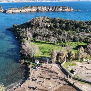 Les vestiges de la villa antique de Bacoli offrent une vue spectaculaire sur la baie de Naples. On observe ici le chantier archéologique sur la partie inférieure de la photo. © Commune de Bacoli