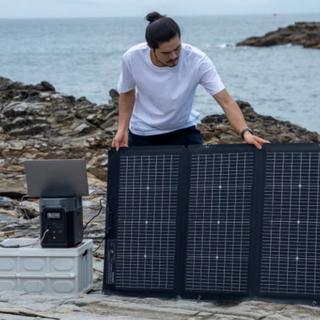 Couplée à des panneaux solaires portatifs (jusqu'à 500 W), la station électrique mobile Delta 2 d'EcoFlow est la solution idéale pour les baroudeurs qui veulent rester connectés.&nbsp;© EcoFlow