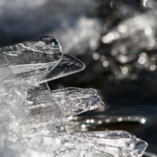 Com igual massa, o gelo ocupa um volume 10% maior que a água líquida. © Jackie, Fotolia