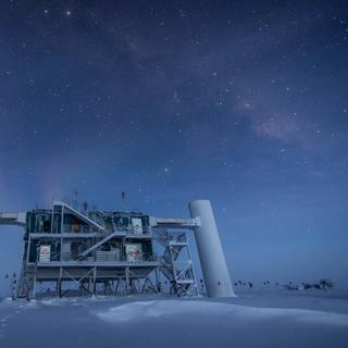 Une vue des bâtiments de surface du détecteur géant de neutrinos IceCube en Antarctique. La pureté de la glace à plus d’un kilomètre de profondeur permet à plus de 5.000 photomultiplicateurs d'enregistrer avec précision les flashs bleutés très ténus générés par les muons issus de la collision des neutrinos avec les noyaux atomiques dans la glace. La construction d'IceCube a commencé en 2005, mais le détecteur est une version plus grande d'Amanda, qui date du début des années 1990. © Felipe Pedreros, IceCube, NSF