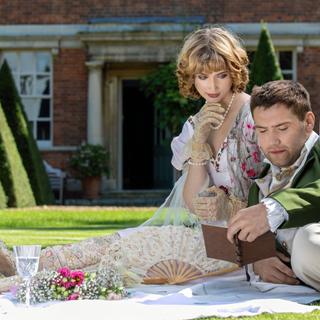 Un gentleman lisant des poèmes à sa bien-aimée en costumes d'époque © Tony Marturano, Adobe Stock