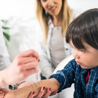 Une étude de l’université de Yale cherche à comprendre comment le système immunitaire se construit dès l’enfance face à son environnement. Elle apporte un éclairage nouveau sur l’augmentation des allergies chez l’enfant dans nos sociétés modernes. © Microgen, Adobe Stock