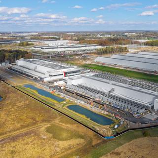 Os data centers têm consequências ambientais e de saúde que ainda são pouco compreendidas (aqui, um grande data center em construção em Ohio). © Snehit Photo, Adobe Stock