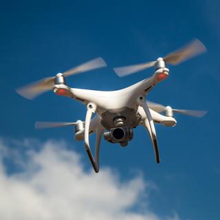 La Darpa a testé en grandeur nature sur un faux « village de guerre » une armée de 250 drones terrestres et aériens pour sécuriser l'avancée de l'infanterie en milieu urbain. © Bukhta79, Fotolia