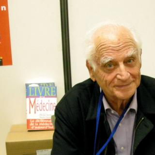 Uma fotografia de Michel Serres em 2008 durante uma sessão de autógrafos. © Ji-Elle, DP, Wikipédia