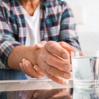 Le tremblement&nbsp;des mains est un des signes typiques de la maladie de Parkinson.&nbsp;© Pixel-Shot, Adobe Stock