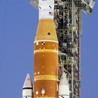 O lançador SLS da missão Artemis II em sua plataforma de lançamento no sábado, 17 de janeiro de 2026. © NASA, Keegan Barber