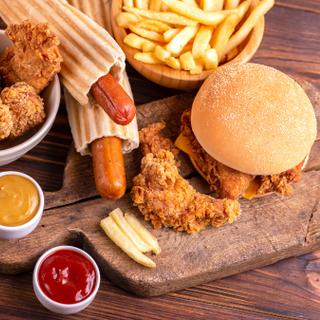 Trop de saucisse, de nuggets, de biscuits apéro… pourrait impacter la santé mentale, selon une nouvelle étude. © dzevoniia, Adobe Stock