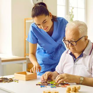 Alzheimer est une maladie&nbsp;neurodégénérative qui&nbsp;affecte principalement la mémoire, mais également d’autres fonctions cognitives, liées par exemple au langage, au raisonnement et&nbsp;à l’apprentissage.&nbsp;© Lacheev, iStock