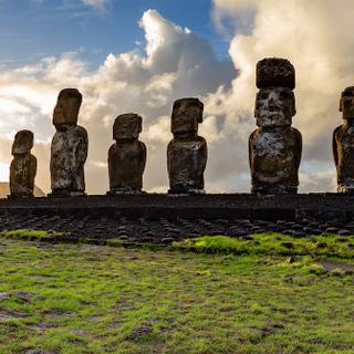 Plus qu’une énigme, l’île de Pâques révèle aujourd’hui une organisation complexe et maîtrisée. ©&nbsp;lblinova, Adobe Stock.