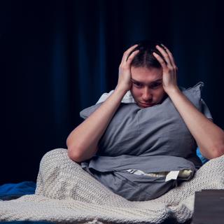 Mal dormir de temps en temps peut arriver à tout le monde et se traduit souvent par un simple coup de fatigue. Mais l’insomnie chronique, qui touche près de 1 français sur 5, n’est pas anodine et pourrait avoir des conséquences durables sur le cerveau et la mémoire, selon des chercheurs américains. © Sergey Mironov