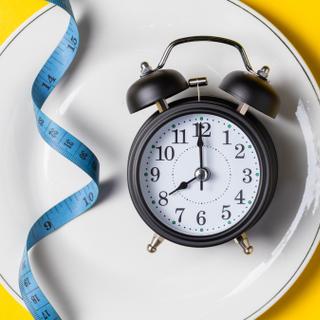 O jejum intermitente vem fazendo barulho há anos como uma solução milagrosa para perda de peso. Uma ampla revisão científica revela que os seus efeitos poderão ser muito menos revolucionários do que se esperava. © Neontetra, Adobe Stock