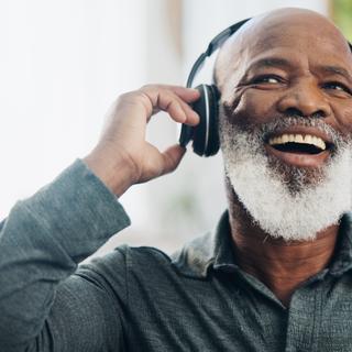 O estudo realizado pela equipa da Monash revela uma forte ligação entre a exposição musical e um melhor desempenho cognitivo. Os autores enfatizam que esta atividade simples pode ajudar a manter a memória em pessoas com mais de 70 anos. © Azee Jacobs/peopleimages.com, Adobe Stock