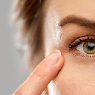 Les mouvements des yeux diminuent lors de l'écoute d'un discours avec effort, ce qui pourrait révéler une perte auditive.&nbsp;© Syda Productions, Fotolia