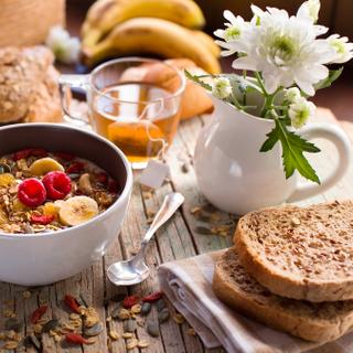 Na França, o café da manhã é um dos hábitos diários mais arraigados. Há muito apresentado como essencial, continua a ser acima de tudo um património cultural, mais do que uma necessidade biológica, de acordo com um estudo recente realizado com mais de 3.000 pessoas. © Puntostudiofoto, Adobe Stock